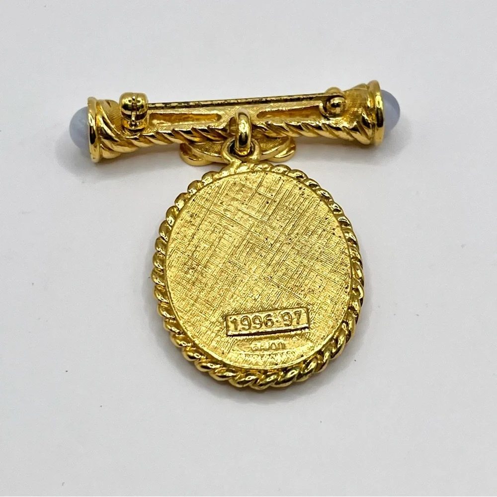 Signed Vintage Avon 1996-1997 "President's Club" Porcelain Portrait Cameo Brooch - Picture 4 of 5
